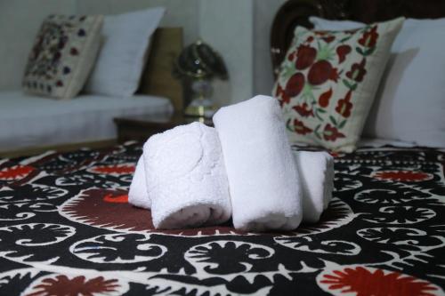 撒马尔罕Samarkand City Center Hotel的床上的两条毛巾