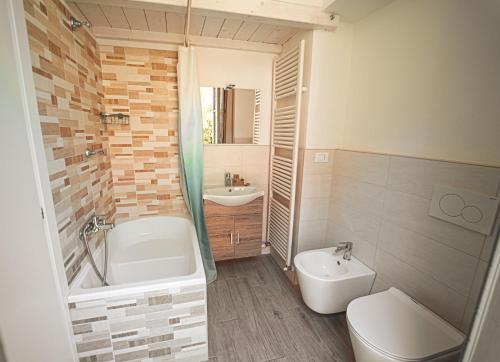 圣佩莱格里诺温泉LibertySuite Qcview2的带浴缸、卫生间和盥洗盆的浴室