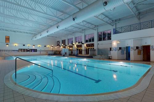 泰恩河畔纽卡斯尔纽卡斯尔乡村酒店的大型建筑中的大型游泳池
