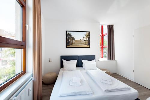 斯图加特Hotel Garni am Olgaeck的窗户客房内的一张白色床