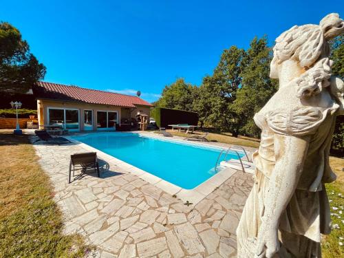 PoncinsLa Villa Perroquet的一座天使雕像,站在游泳池旁