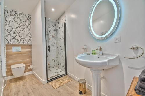 曼特农ALiCe Au PaYs dEs MerVeiLLeS的白色的浴室设有水槽和淋浴。