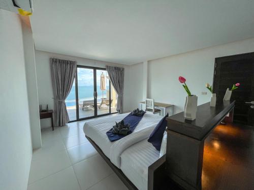 沙拉海滩High Life Villas的一间卧室设有一张床,享有海景