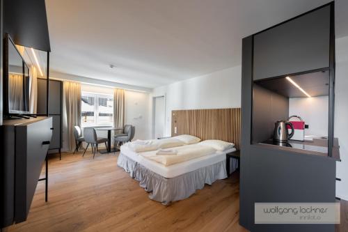 施图拜河谷新施蒂夫特Appartements zur Sonne的酒店客房 - 带一张床和用餐室