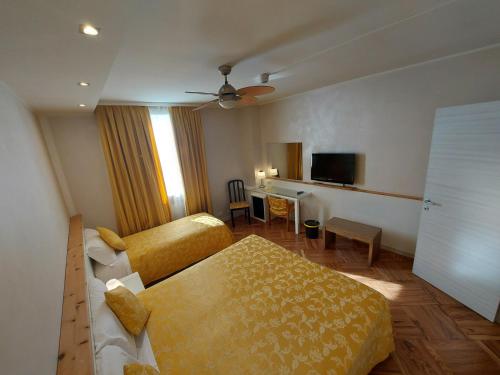 San Giorgio in Bosco波斯塔77酒店的配有一张床和一张书桌的酒店客房