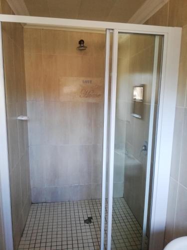 昆斯敦Nonesi Lodge的浴室里设有玻璃门淋浴