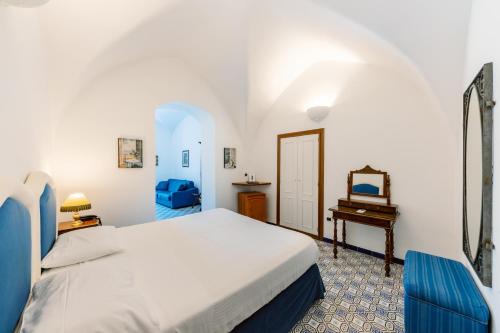 拉维罗佐丹奴酒店的一间卧室配有一张床、一张桌子和一面镜子