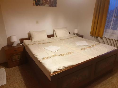 SchwoichHaus Waldhuber的卧室配有一张带白色床单和枕头的大床。