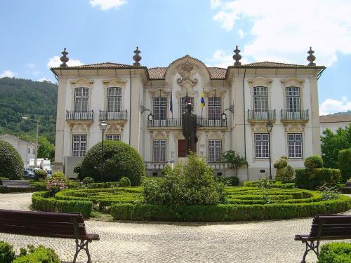 SerpinsQuinta do Cabril的花园中一座带雕像的建筑
