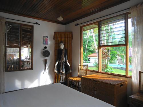 La Garita费尔南多住宿加早餐旅馆的一间卧室配有一张床、一个梳妆台和一扇窗户。
