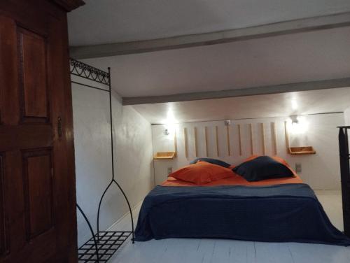 吕斯特勒Chambre d’hôtes l’Orange Bleue的一间卧室配有一张大床,拥有高高的面积