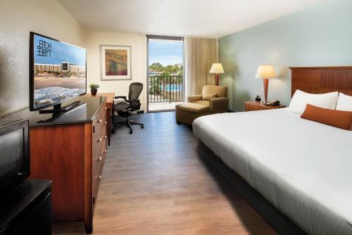 泰比岛泰碧岛海洋广场海滩度假店的酒店客房,配有床和电视
