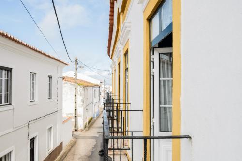 CanoEighteen21 Houses - Casa dos Condes的两座建筑之间的小巷