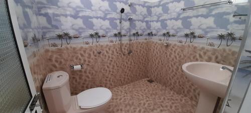 KamburagallaParadise inn的一间带卫生间和水槽的小浴室