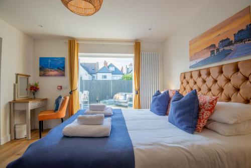海斯The Beach Escapes的一间卧室配有一张带蓝色枕头的大床