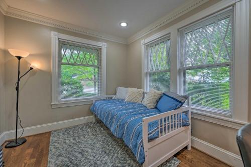 格林斯伯勒Bright Greensboro Escape about 1 Mi to Downtown的一间卧室设有一张床和两个窗户。
