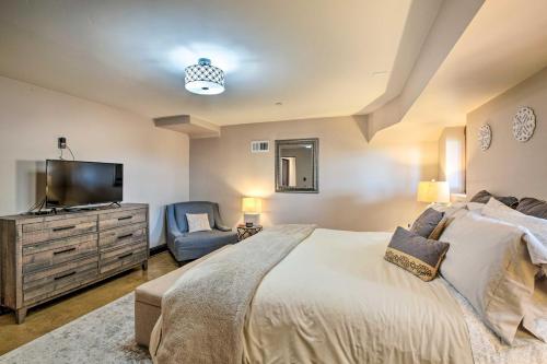 贝尔蒙Lovely Belmont Apartment with Stunning Views!的一间卧室配有一张床、一台电视和一把椅子