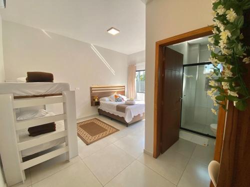 佩尼亚Pousada Villa Vantino的一间带双层床的卧室和一间浴室