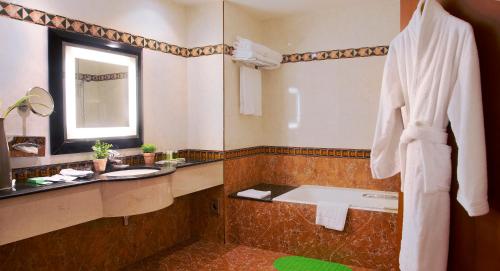 巴马科GRANADA l'Amitié的带浴缸、水槽和镜子的浴室