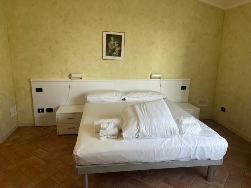 托斯科拉诺-马德尔诺Piamarta Apartments的一间卧室配有带白色床单和枕头的床。