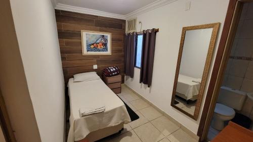 圣保罗Option Hotel São Paulo - Anhembi - Expo Center Norte的小房间设有床和镜子