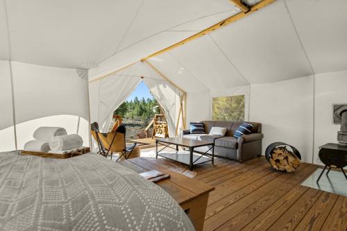 WidtsoeUnder Canvas Bryce Canyon的帐篷设有1张床和1间客厅