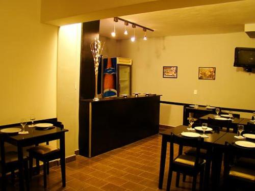 布宜诺斯艾利斯克滕酒店的一间在房间内配有桌椅的餐厅