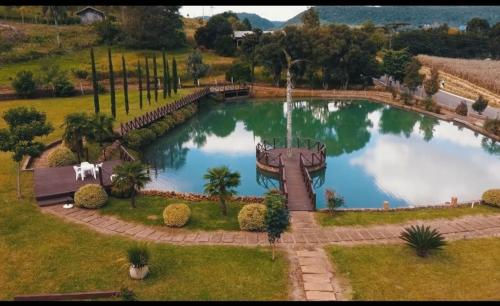 格拉玛多Palast Haus Pousada的公园里一个带喷泉的大池塘
