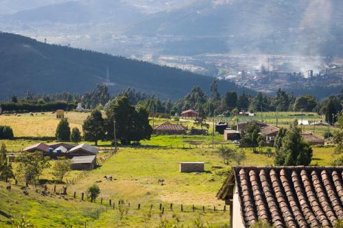 TópagaPosada Rural - La Isabela的山地绿地中的一个小村庄