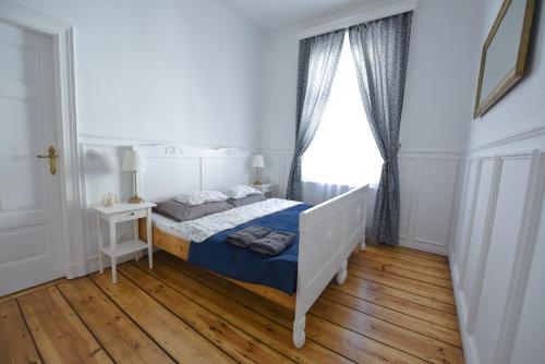 托伦Wilhelmstadt Apartment 60m - PARKING的白色的卧室设有床和窗户