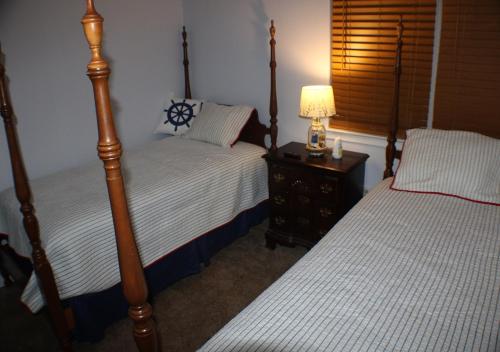 纳瓦拉Navarre Beach Escapades的一间卧室配有两张床和床头灯。