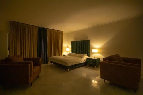 利雅德شاليه خاص的酒店客房,配有一张床和两把椅子