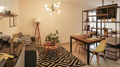 利马Chic Executive Apartment-Barranco的一间带桌子的客厅和一间餐厅