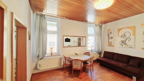 杜伊斯堡ELENA flat Tulpe Duisburg Zentrum的客厅配有桌子和沙发