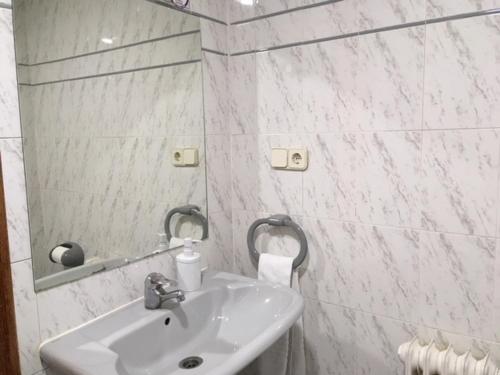 OricáinHostal Rural Oricáin的白色的浴室设有水槽和镜子