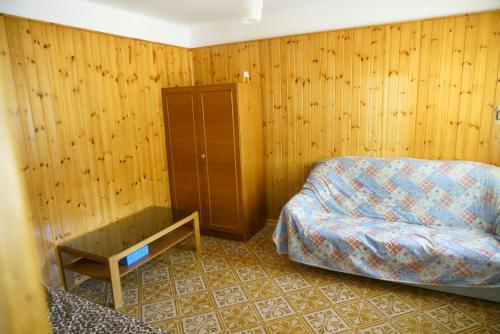 Kostanjevica na KrasuLuketovi的一间设有床铺和橱柜的房间