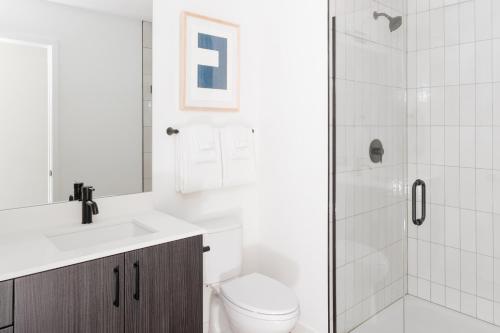 芝加哥Sonder The Opal的白色的浴室设有卫生间和淋浴。
