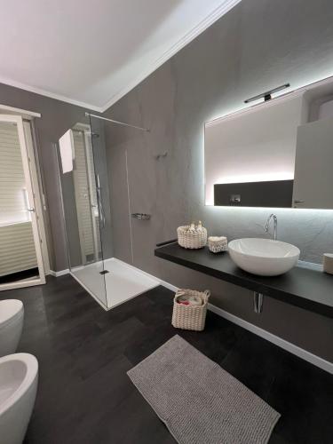 奥斯塔Studio 55的一间带两个盥洗盆和大镜子的浴室