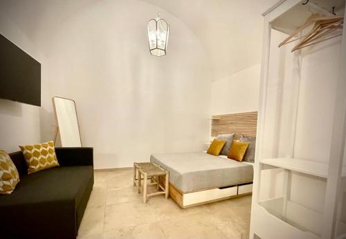 巴里Casa di zia Pupetta的客厅配有床和沙发