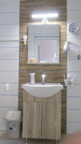 奥托佩尼Aeroport - Relax Casa Victoria的一间带水槽和卫生间的浴室