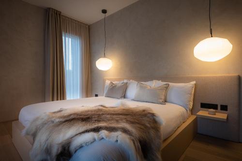 波特里Vriskaig Luxury Guest Suite with Iconic Views的一间卧室配有一张大床和一张仿毛皮毯子