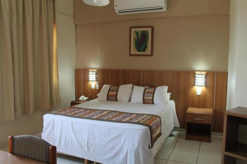 库亚巴马托格罗索皇宫酒店 的酒店客房,配有床和电视