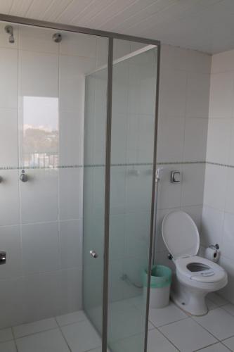 库亚巴马托格罗索皇宫酒店 的一间带卫生间和玻璃淋浴间的浴室