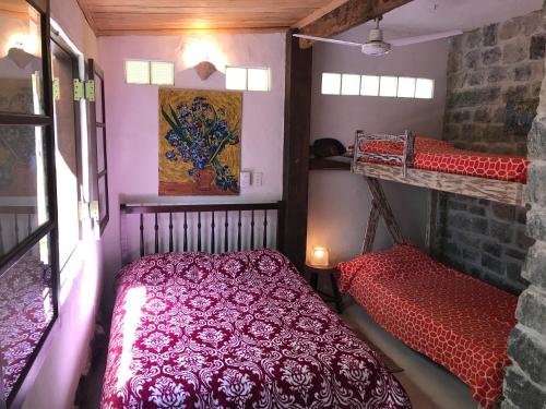 乌巴图巴Entre o Mar e a Floresta Casa das Pedras的小房间设有床和双层床
