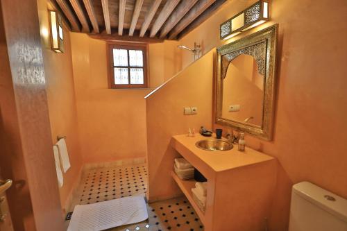 非斯Riad Moulaydriss et Giacomo的一间带水槽和镜子的浴室