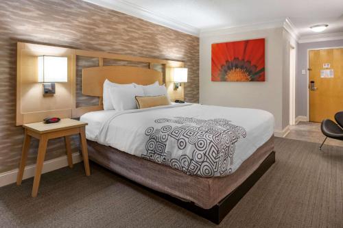 温斯顿·塞勒姆大学贝斯特韦斯特优质酒店的酒店客房设有一张大床和一张桌子。