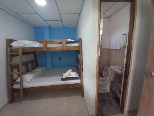 蒙特内哥罗Ekolores Hostal - PARQUE DEL CAFÉ - 313-468-08-41的一间小房间,配有双层床和一间浴室