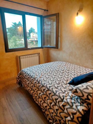 米拉弗洛迪拉希Apartamento rural的一间卧室设有一张床和一个窗口