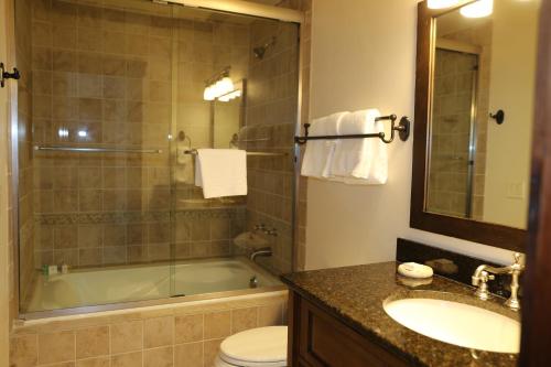 帕克城Junior King Suite Hotel Room的带浴缸、卫生间和盥洗盆的浴室