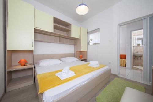 图彻皮Apartments by the sea Tucepi, Makarska - 11486的卧室配有带毛巾的大型白色床